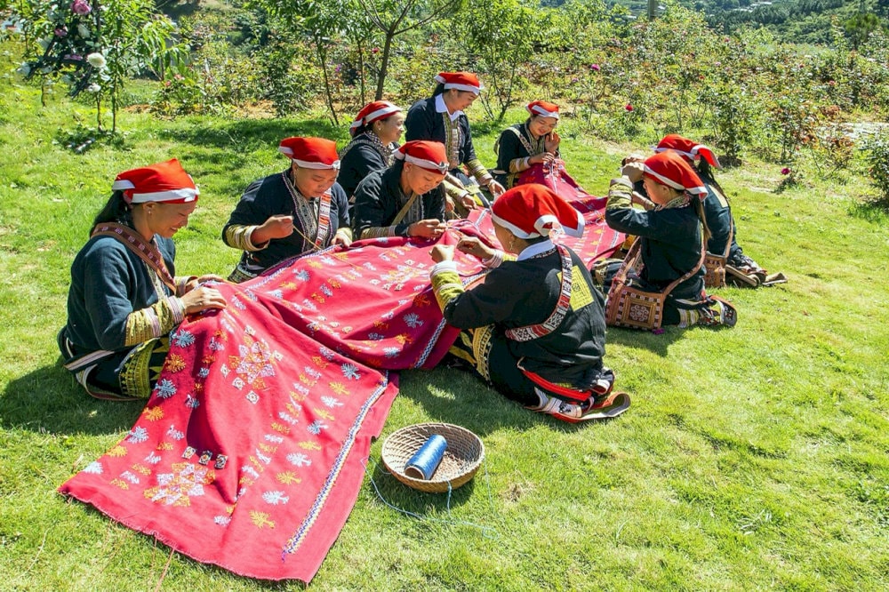 You can also visit the village markets or buy from local women carrying their goods along the roads